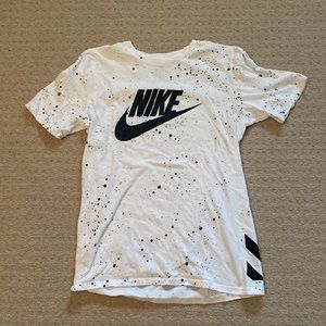 Men’s Nike shortsleeve t-shirt. Black splatter design. Cotton material.